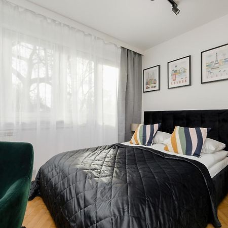 Modern Black & Wooden Apartment Warsaw Near The Airport By Noclegi Renters Eksteriør billede