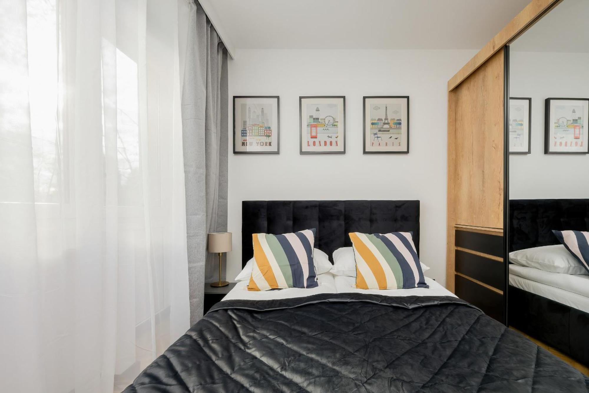 Modern Black & Wooden Apartment Warsaw Near The Airport By Noclegi Renters Eksteriør billede
