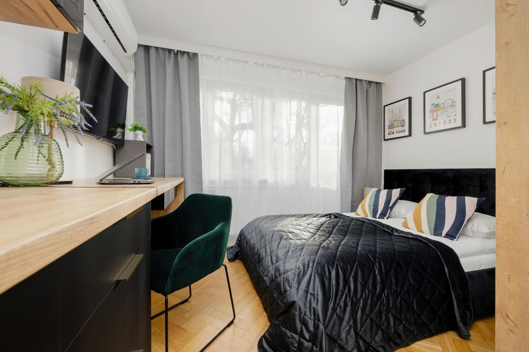 Modern Black & Wooden Apartment Warsaw Near The Airport By Noclegi Renters Eksteriør billede