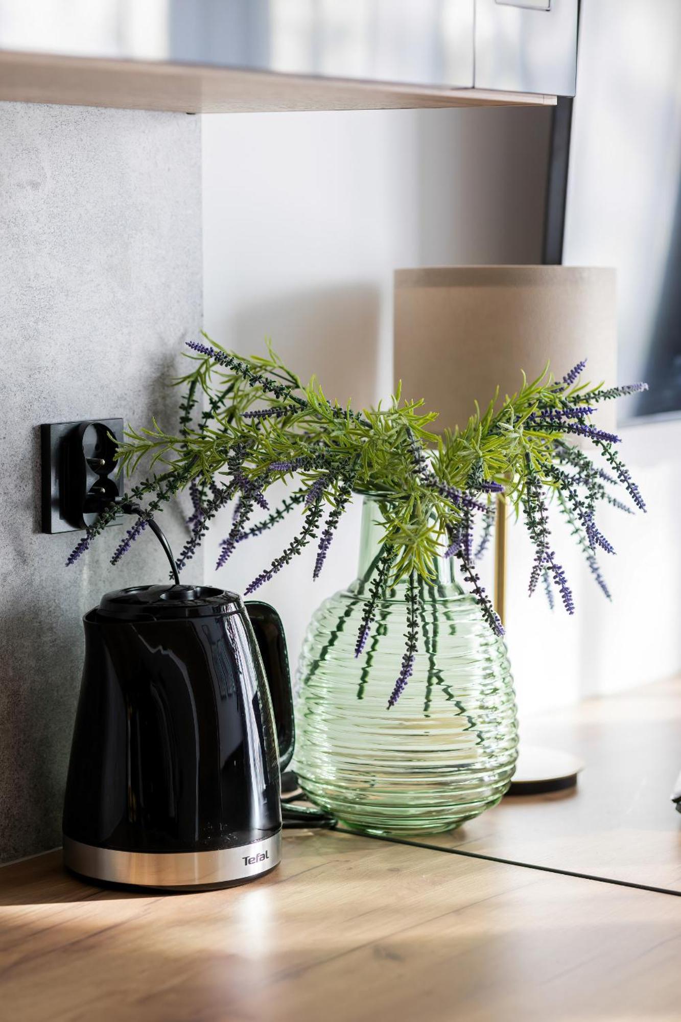 Modern Black & Wooden Apartment Warsaw Near The Airport By Noclegi Renters Eksteriør billede