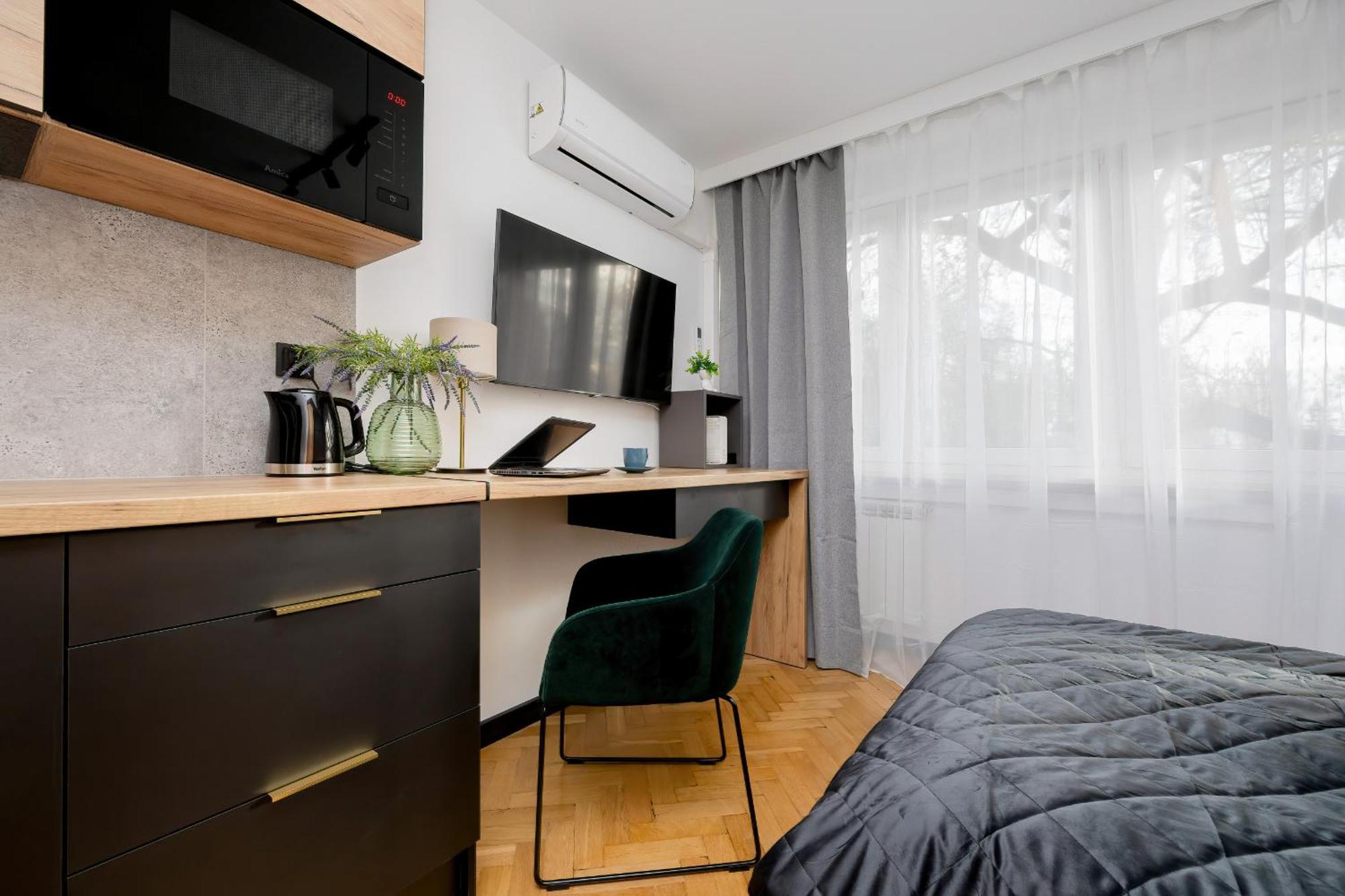 Modern Black & Wooden Apartment Warsaw Near The Airport By Noclegi Renters Eksteriør billede