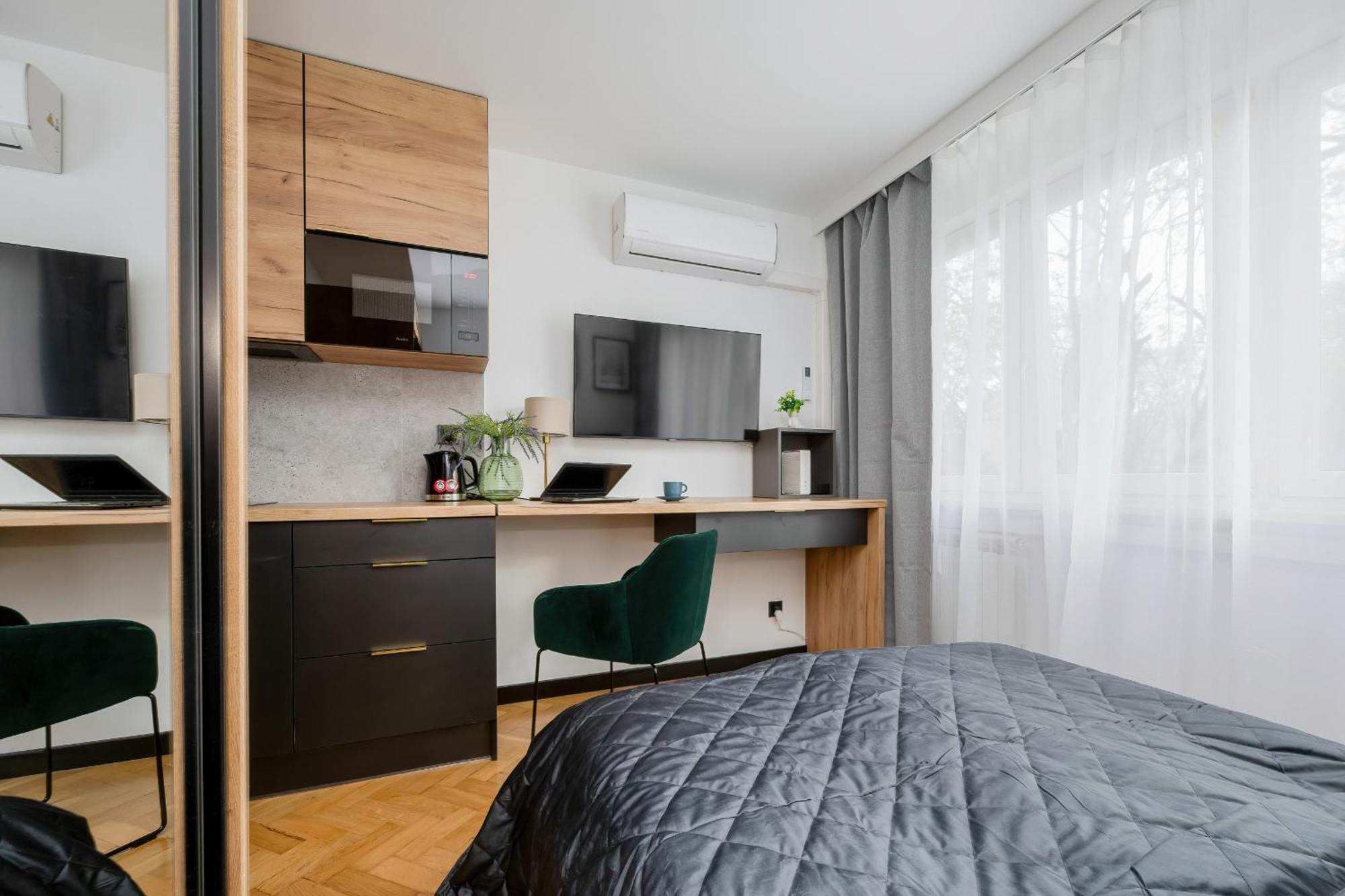 Modern Black & Wooden Apartment Warsaw Near The Airport By Noclegi Renters Eksteriør billede